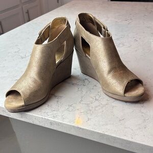 Johnston & Murphy Metallic tan gold wedge peep toe buckle Sandal shoe ankle boot